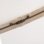 Zadrga kovinska, nedeljiva, 60 cm, 4 mm, bež, 2 ključka