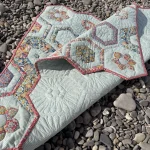 Ročno izdelana otroška patchwork odejica za punčko Čarobni heksagoni