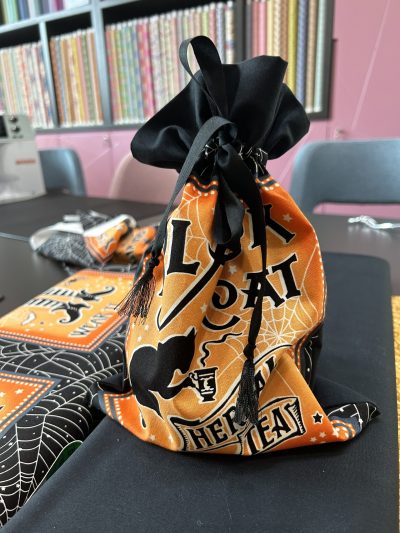Darilne vrečke sešite iz Halloween Spirit Witching Hour panela