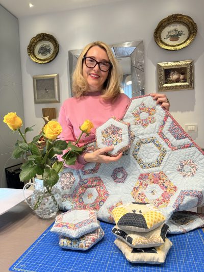 Ročno izdelana patchwork odejica Čarobni heksagoni s tremi igralnimi blazinicami